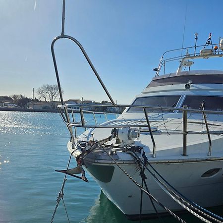Nuit Insolite Bateau A Quai - Port Saint Louis Du Rhone Luaran gambar