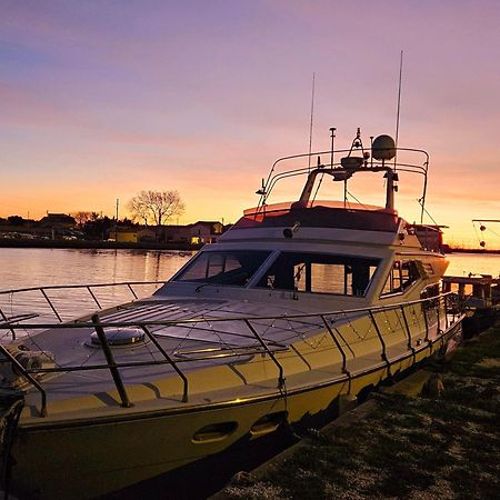 Nuit Insolite Bateau A Quai - Port Saint Louis Du Rhone Luaran gambar