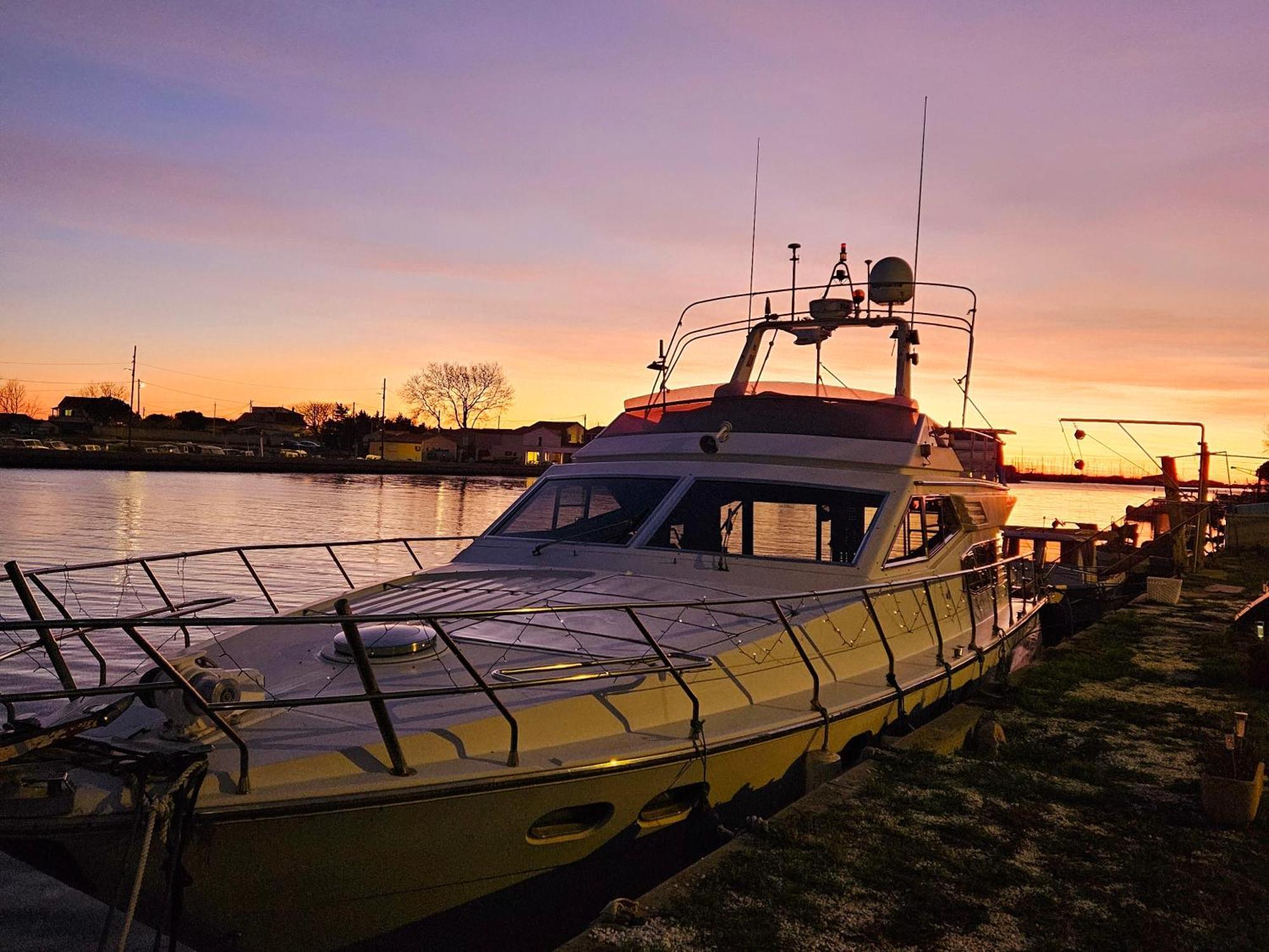 Nuit Insolite Bateau A Quai - Port Saint Louis Du Rhone Luaran gambar