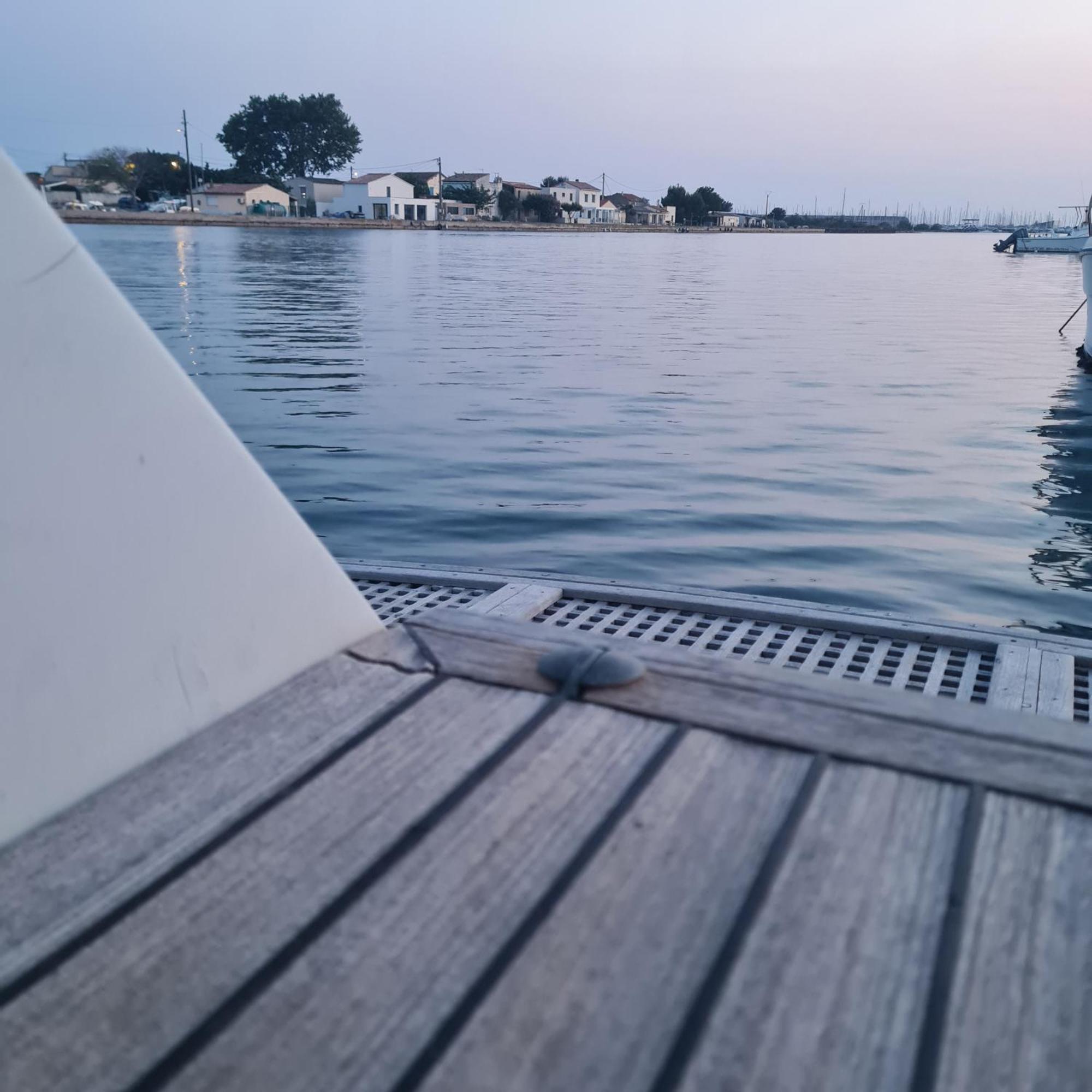Nuit Insolite Bateau A Quai - Port Saint Louis Du Rhone Luaran gambar