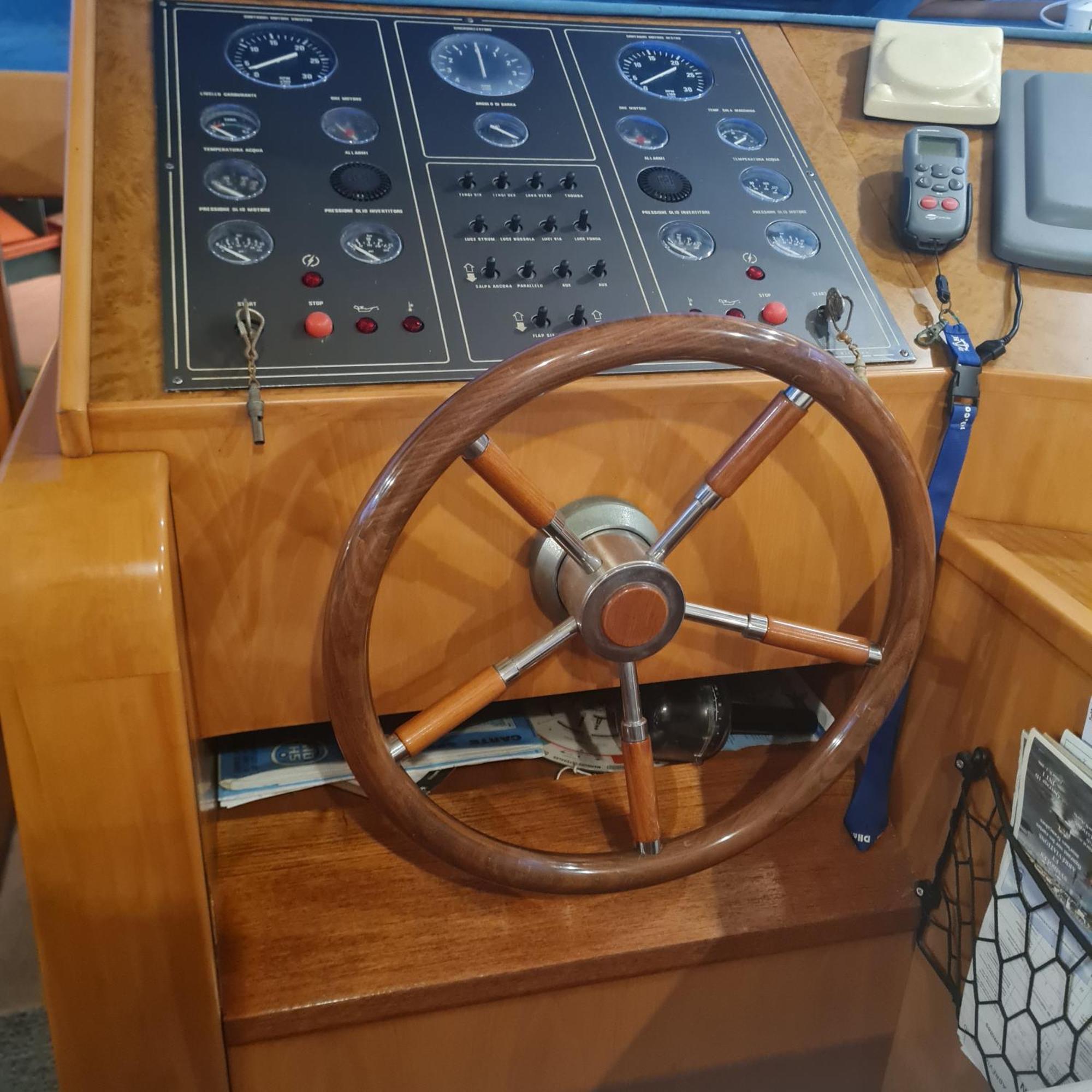 Nuit Insolite Bateau A Quai - Port Saint Louis Du Rhone Luaran gambar